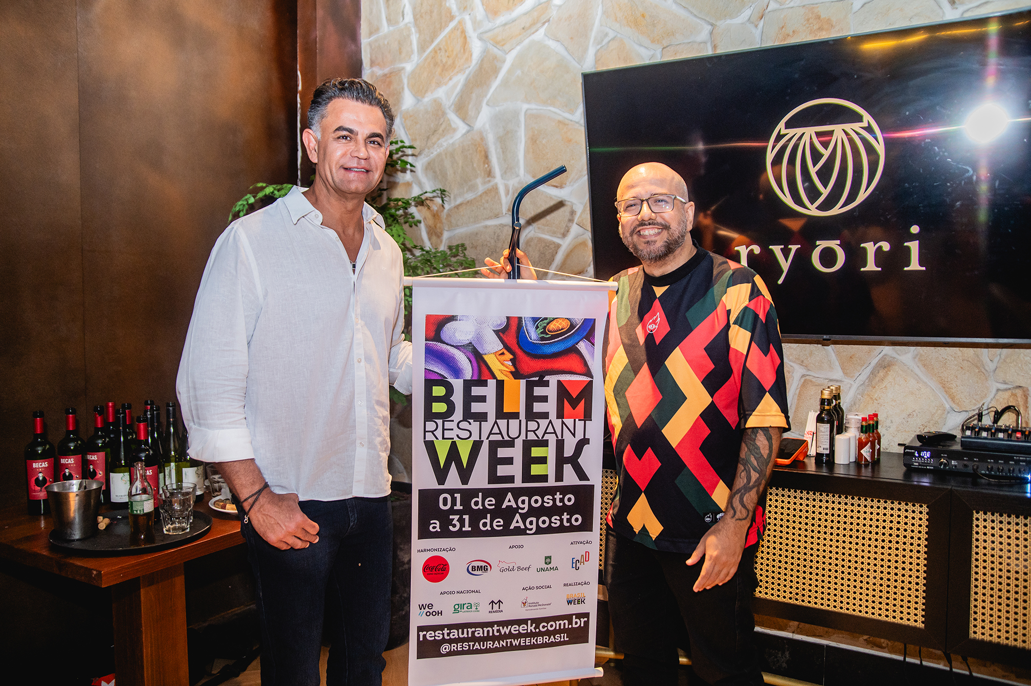 Fernando CEO do Restaurant Week e equipe Payby com banner do Belém Restaurant Week no restaurante Yori